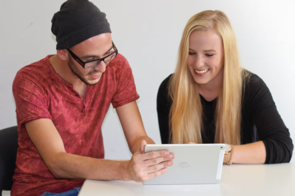 2 Schüler um ein Tablet